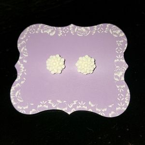 White flower post earrings